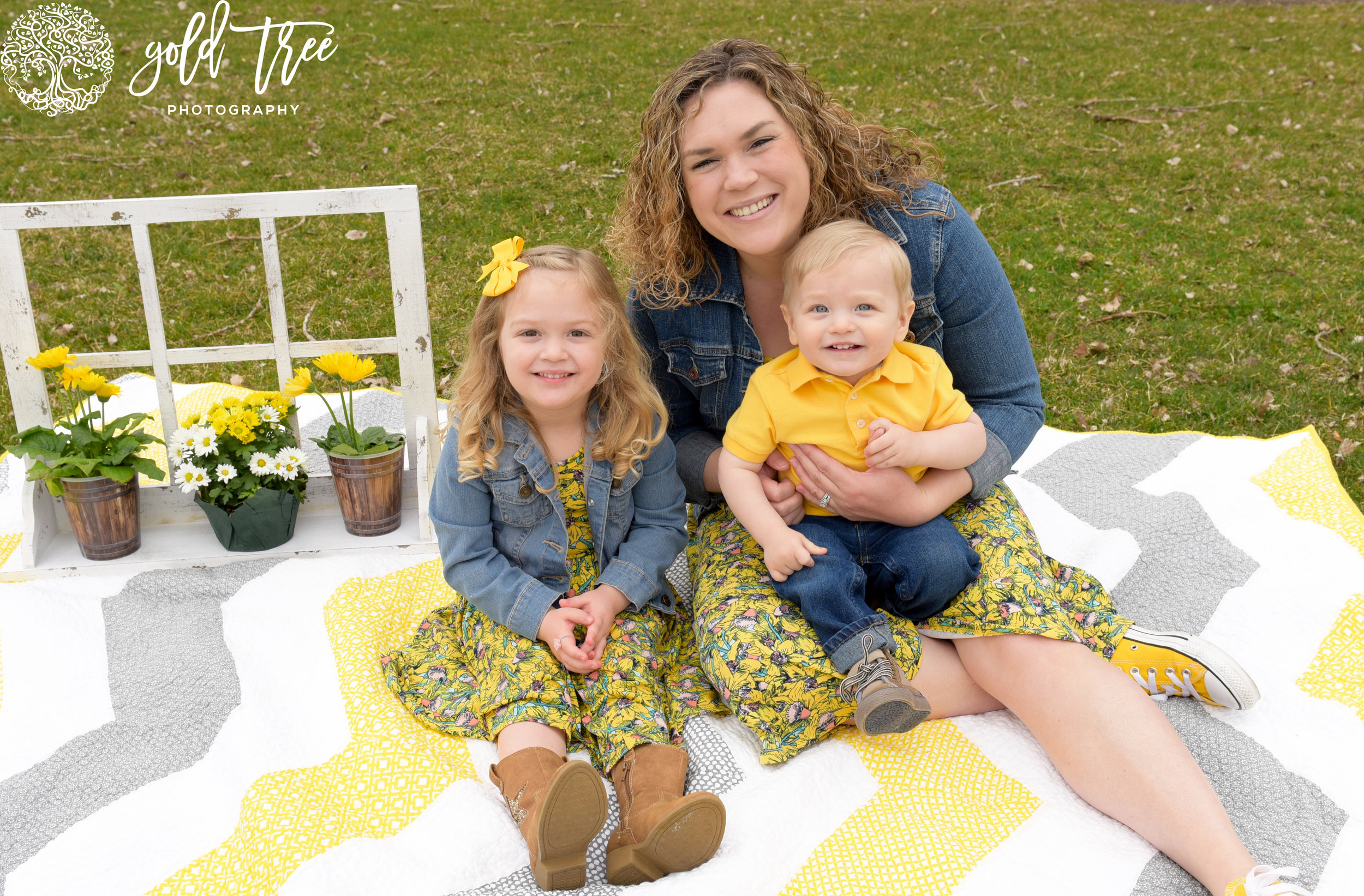 Lindsey,Emma&OwenLogo1-Mommy&Me-GOLDTREEPHOTOGRAPHY-1.jpg