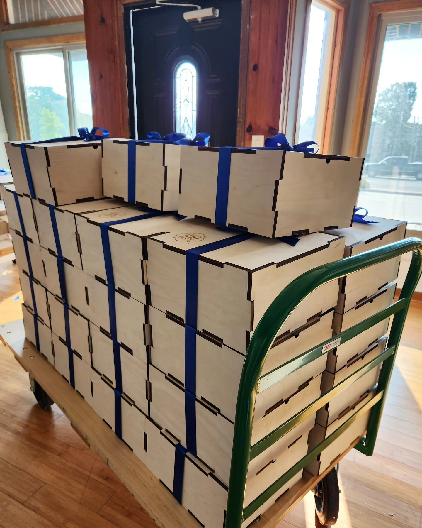 Always proud to take a moment to see the final gifts loaded for pick up before they head to their forever homes! 🎁
.
.
#kclocal #kansascity #corporategifts #curatedgifts #igkansascity #visitkc