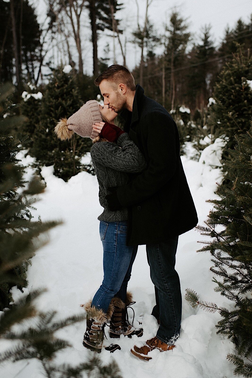 04_winter_engagement_farm_cozy_oregon_photographer_tree_session_christmas_wedding.jpg