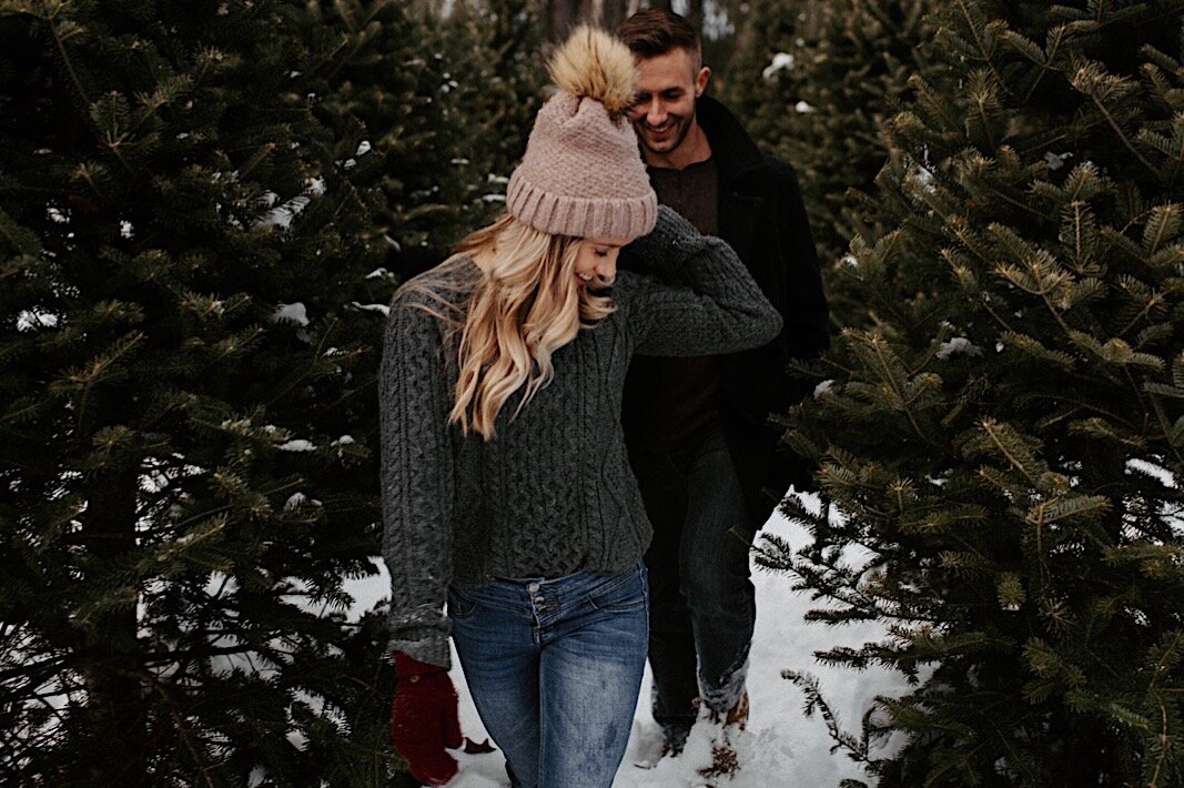 27_winter_engagement_farm_cozy_oregon_photographer_tree_session_christmas_wedding.jpg