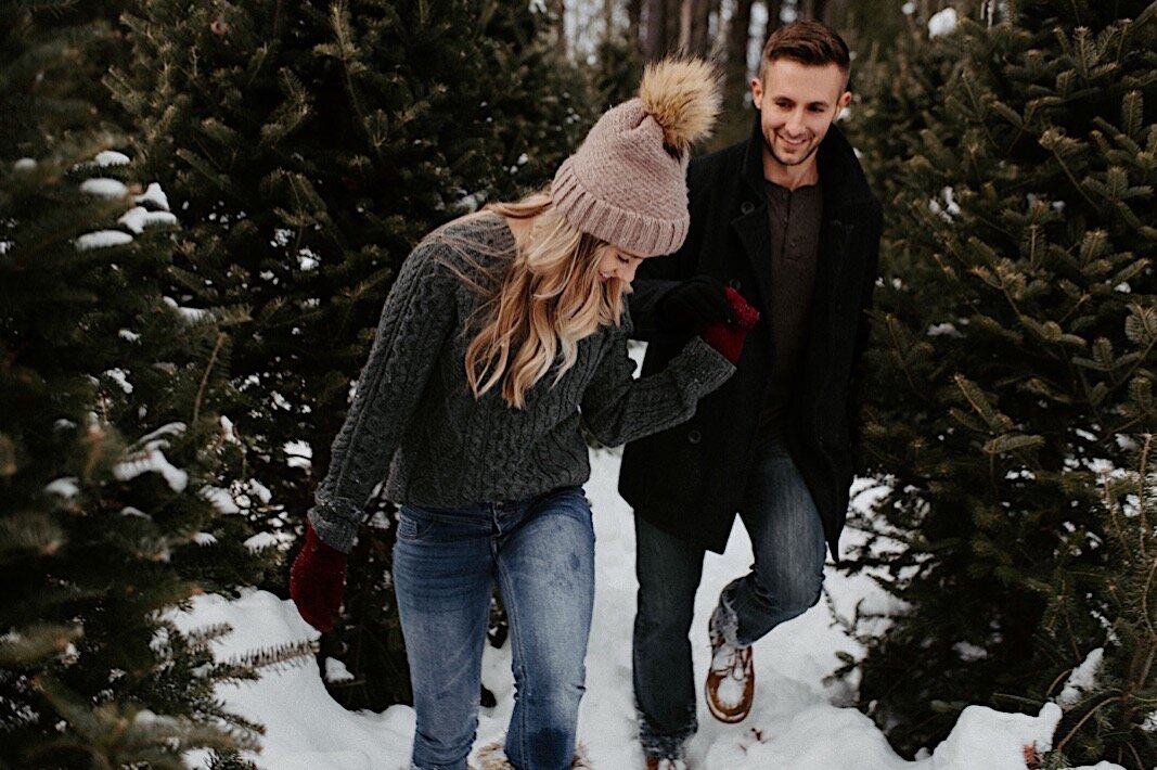 28_winter_engagement_farm_cozy_oregon_photographer_tree_session_christmas_wedding.jpg