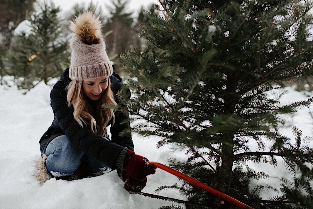 30_winter_engagement_farm_cozy_oregon_photographer_tree_session_christmas_wedding.jpg