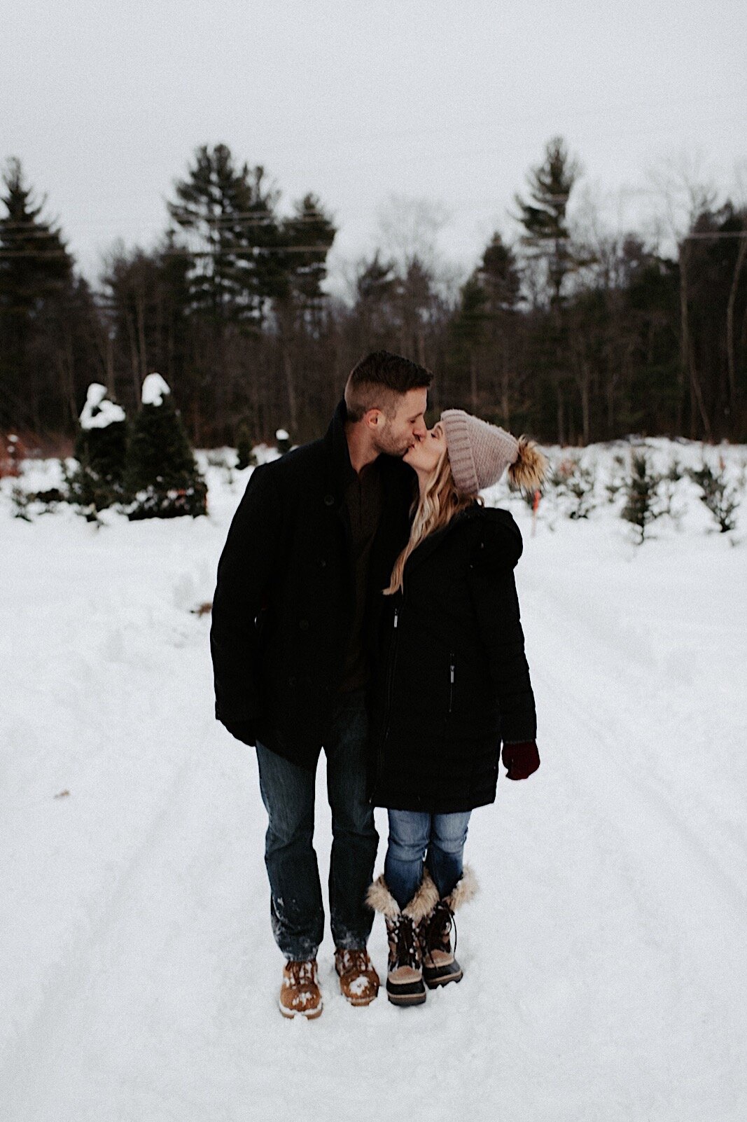 37_winter_engagement_farm_cozy_oregon_photographer_tree_session_christmas_wedding.jpg