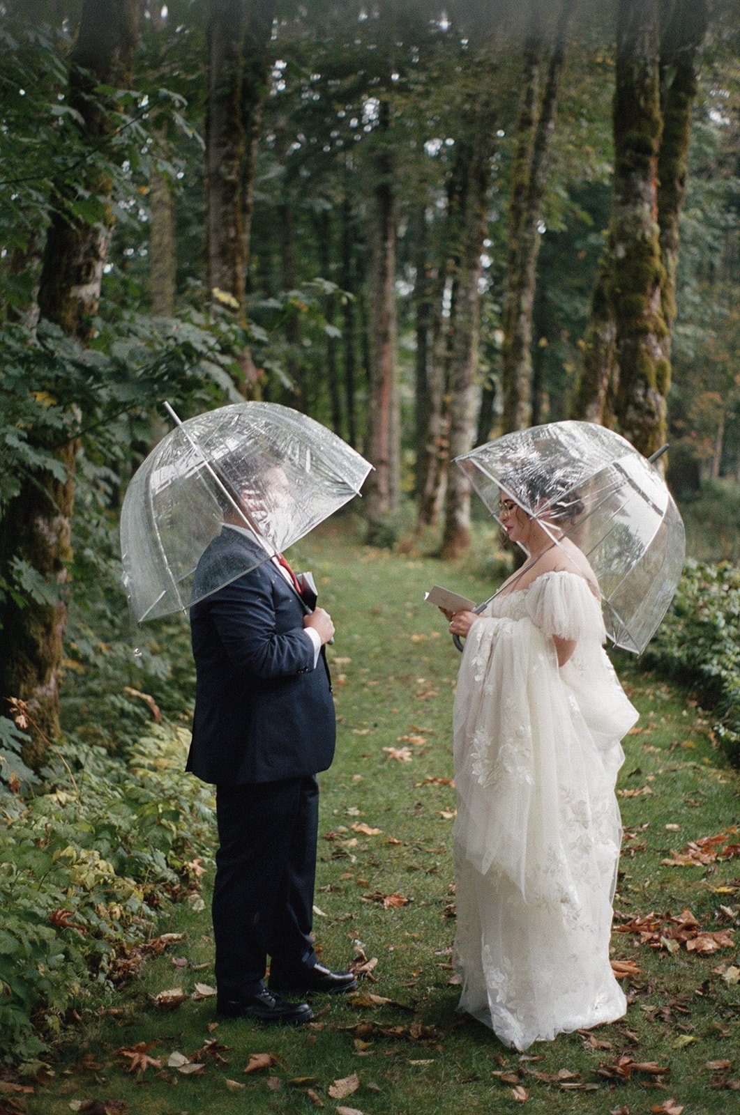 ELIZABETHANDMATT-oregonwedding-bridalveillakes-film-madelinerosephotographyco-11_websize.jpg
