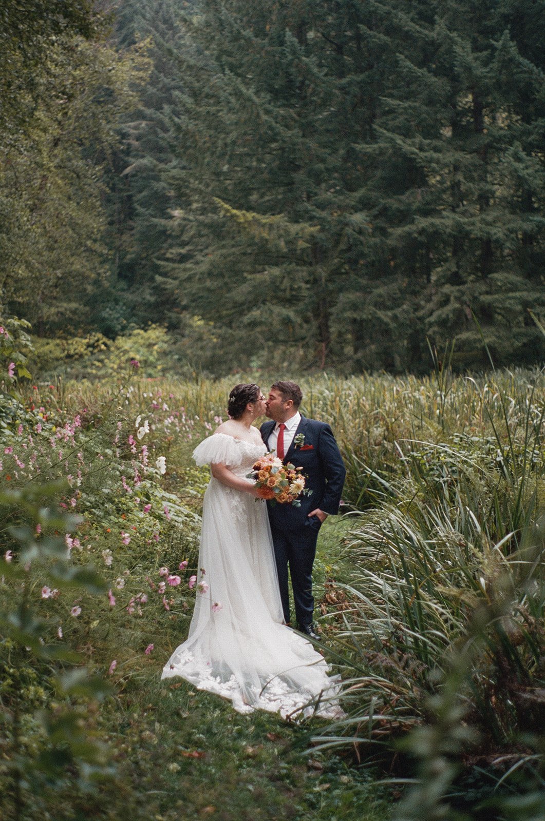 ELIZABETHANDMATT-oregonwedding-bridalveillakes-film-madelinerosephotographyco-17_websize.jpg