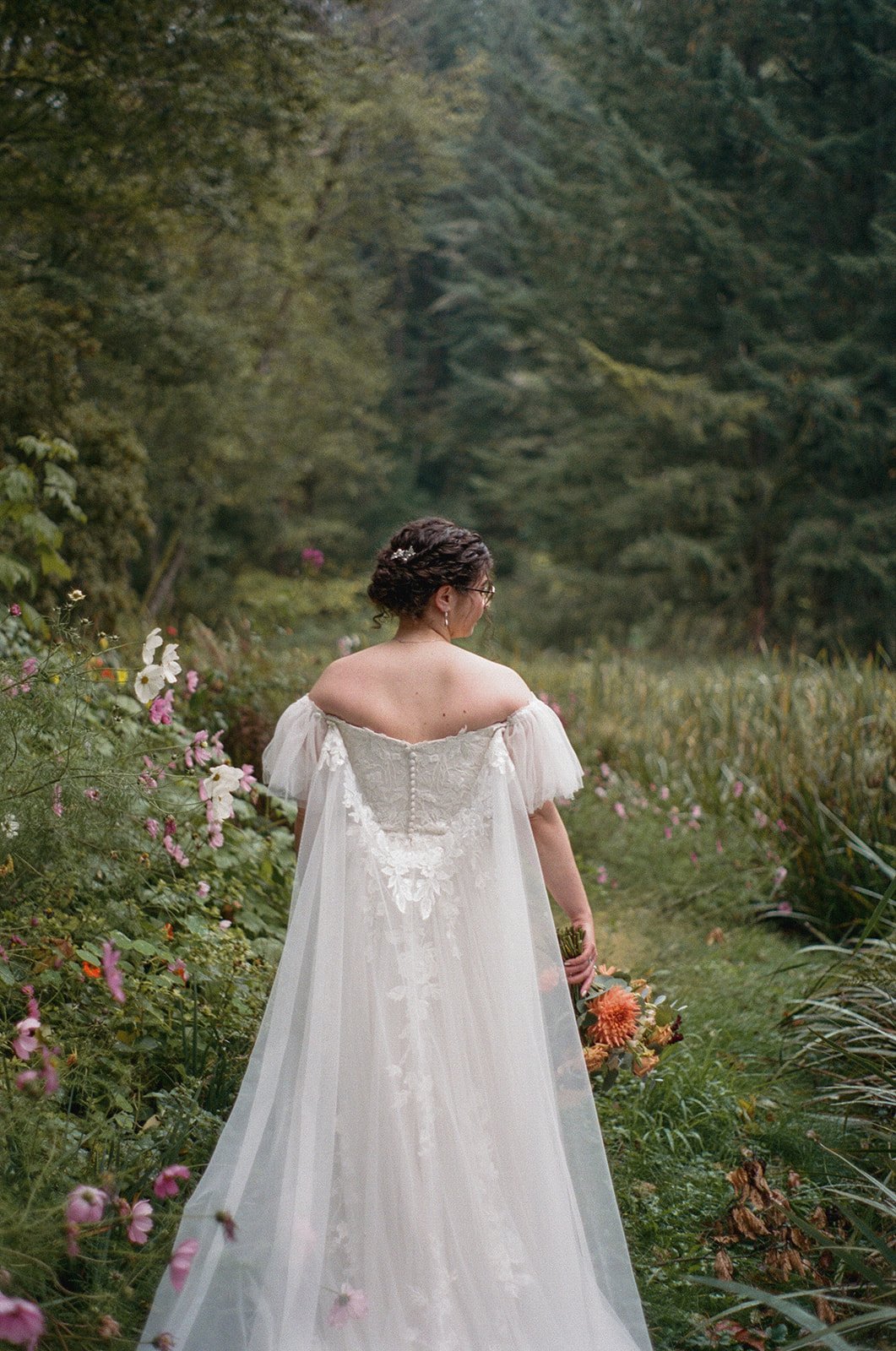 ELIZABETHANDMATT-oregonwedding-bridalveillakes-film-madelinerosephotographyco-19_websize.jpg