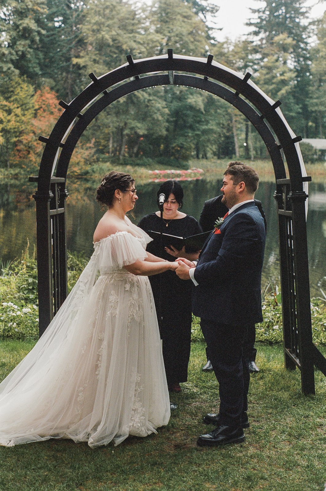 ELIZABETHANDMATT-oregonwedding-bridalveillakes-film-madelinerosephotographyco-35_websize.jpg