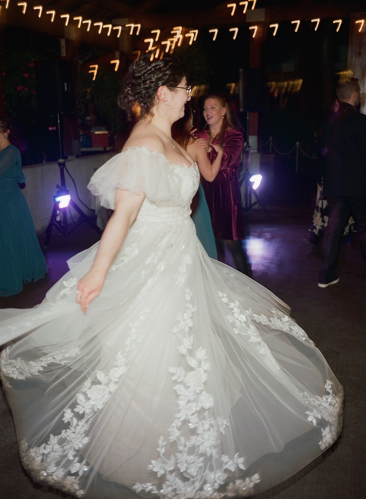 ELIZABETHANDMATT-oregonwedding-bridalveillakes-film-madelinerosephotographyco-65_websize.jpg