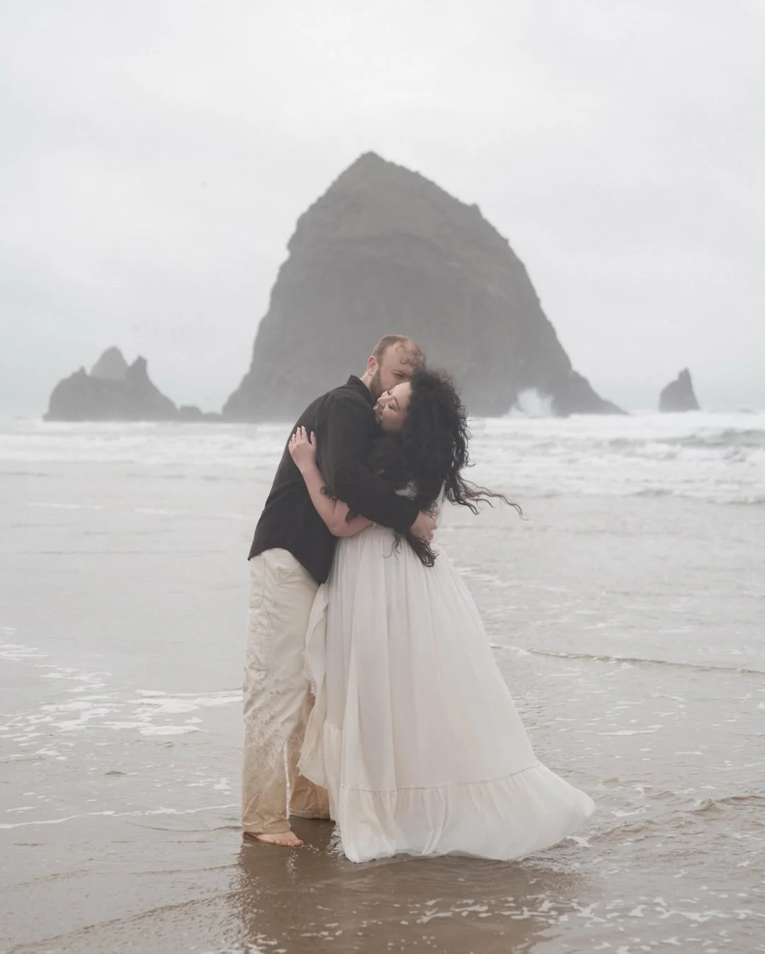 A windswept, rainy day at the coast with Aolani and Alex 🌊

#oregonengagementphotographer #oregonweddingphotographer #cannonbeachphotographer #pnwengagementphotographer #madelinerosephoto