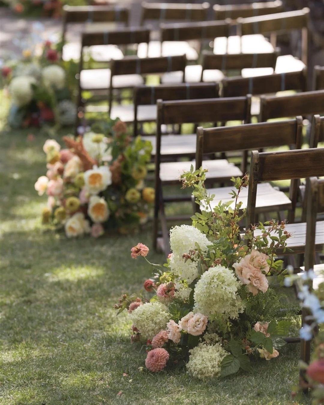 Ceremony scenes and fluffy florals by @noblefloralco for Mackenzie and Ryan at the one and only @thegriffinhouse 🌸✨

planning + design:&nbsp;@hostedby.co
photo / super 8:&nbsp;@madelinerosephoto @brianbrose
venue:&nbsp;@thegriffinhouse
stationer:&nb