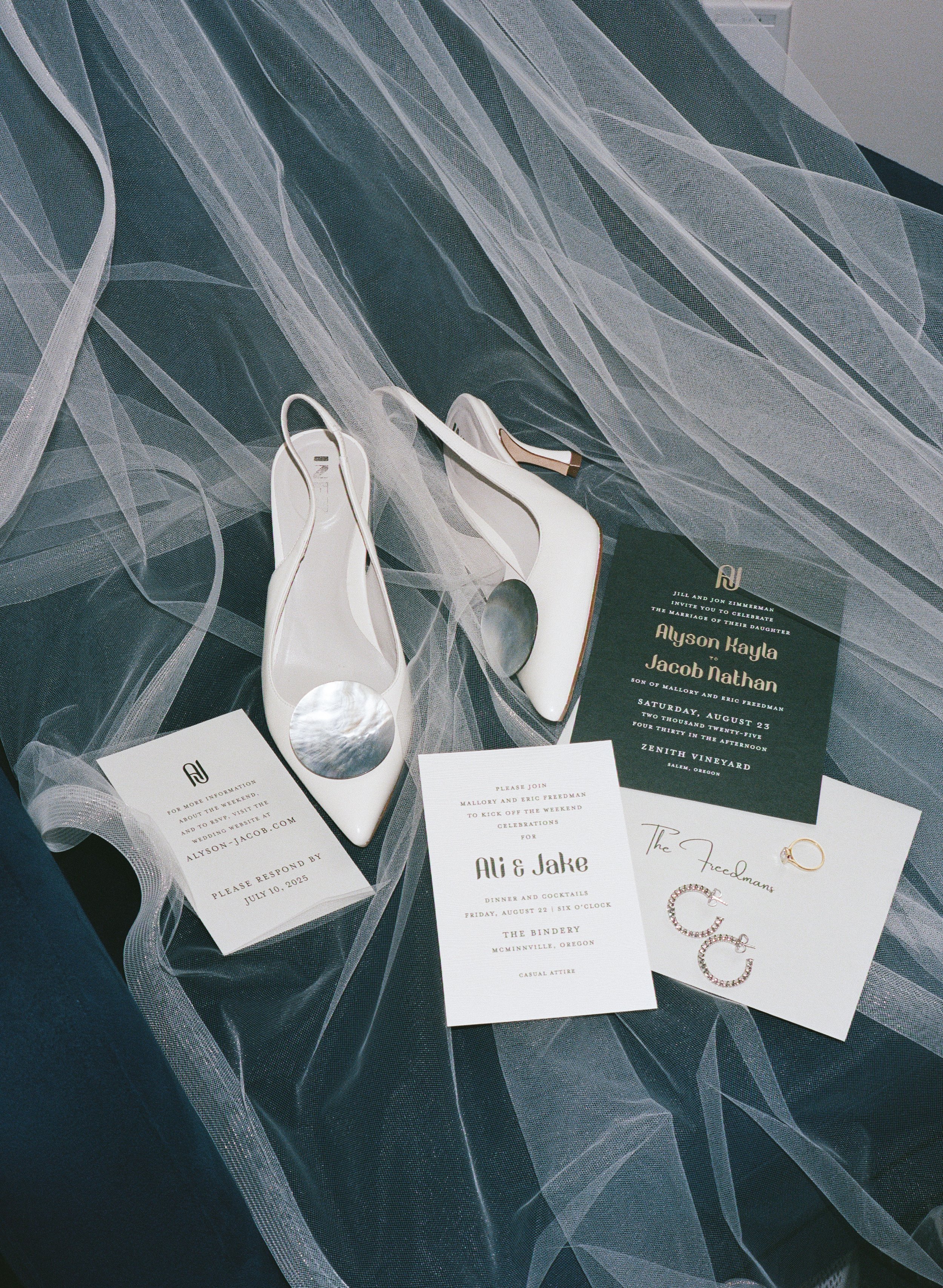 ALYSONANDJACOB-oregonwedding-zenithvineyard-film-madelinerosephotographyco-3.jpg