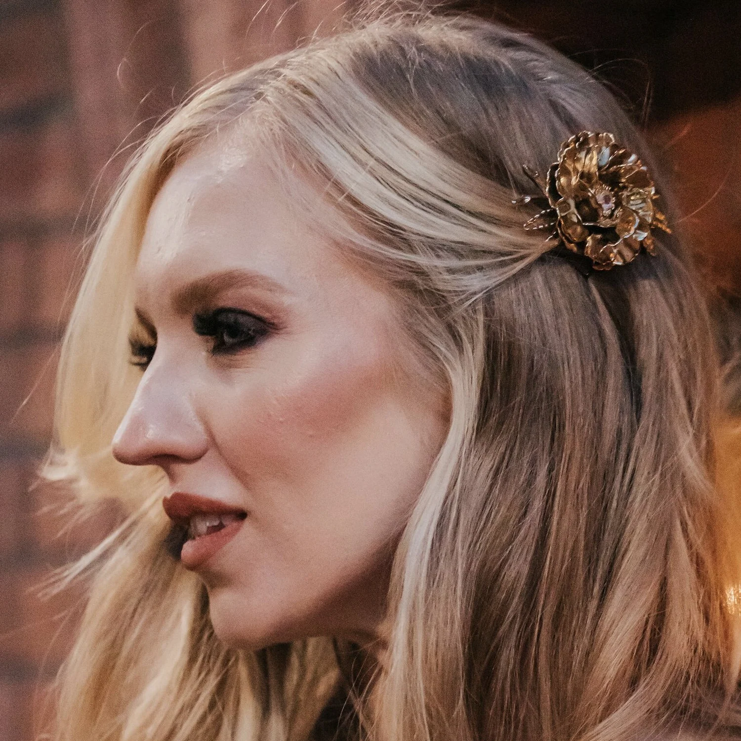 Vintage 1950s Gold Metal Rose Hair Comb — Vintage Hair  display picture 3