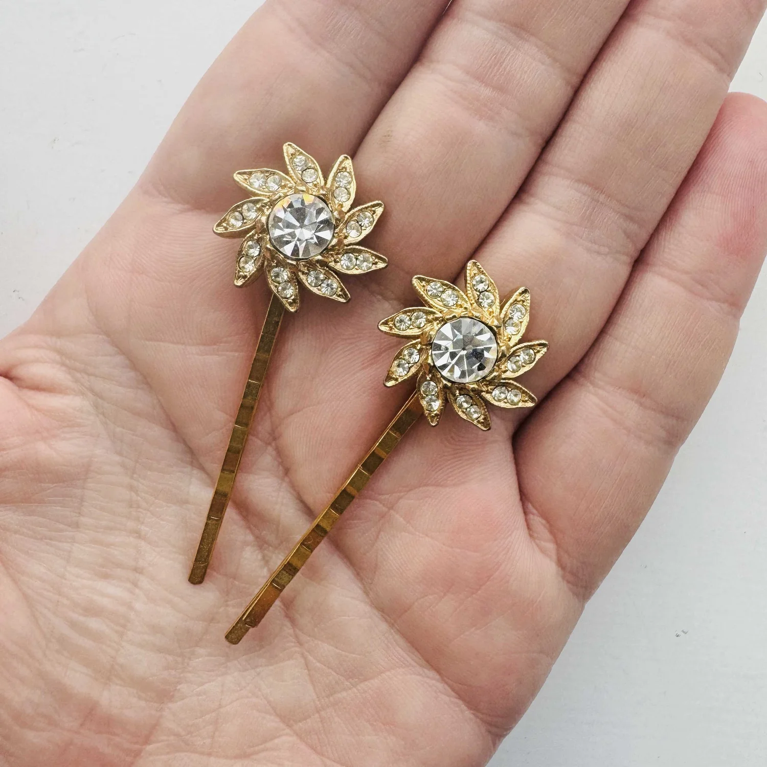 Vintage 1950s Gold Rhinestone Flower Hair Pins — Vintage  display picture 1