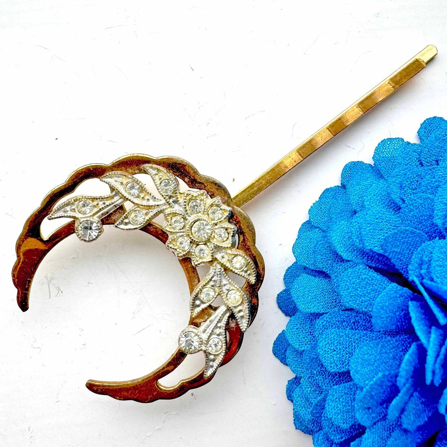 If you love all things celestial then snap up this hair pin before it's gone! Handmade from genuine 1920s vintage jewellery and only available on my website.⁣
.⁣
.⁣
.⁣
.⁣
.⁣
.⁣
#moonhairclip #moonjewellery #moonjewelry #crescentmoon  #lunar#goldhairp