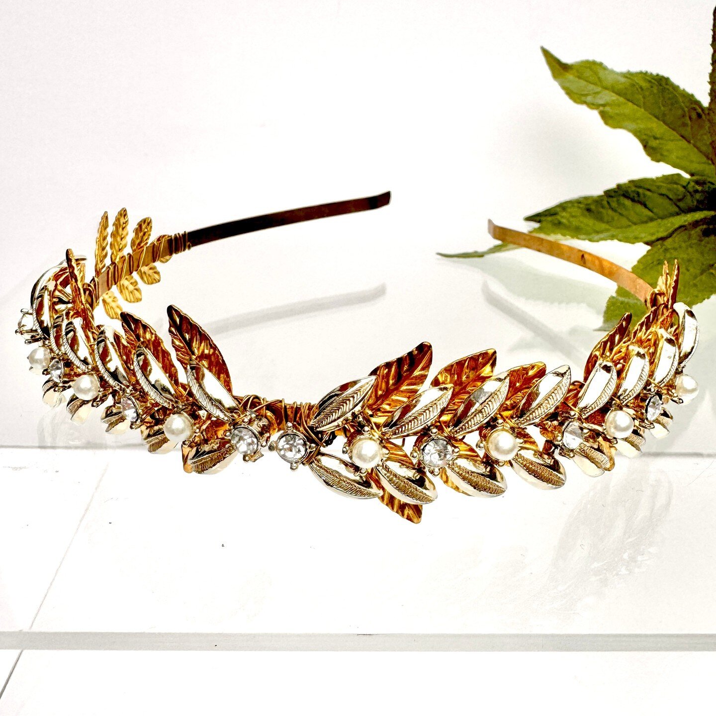 This gorgeous tiara is hand made from a genuine 1950s piece of rhinestone and simulated pearl vintage jewellery mounted on a gold tone leaf setting. Ideal if yesterday's post gave you tiara FOMO!⁣
.⁣
.⁣
.⁣
.⁣
.⁣
#headband #tiara #headpiece #vintageje