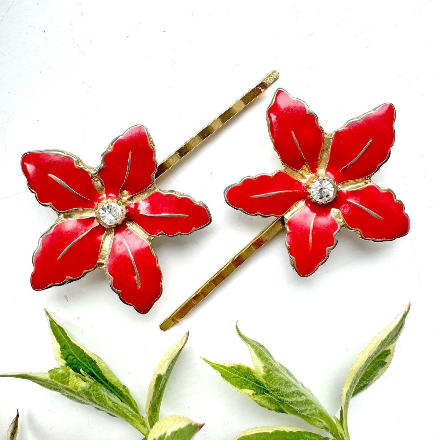 Ooh giving me all the tropical rockabilly hair vibes. These fabulous vintage red flower hair pins would look amazing in some hollywood waves. Newly added tot he website, one of a kind and handmade from genuine 1950s vintage jewellery for authentic vi