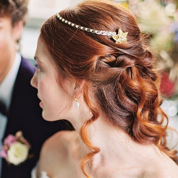 I'm often asked how to style my hair vines. They can be worn above or below an up-do at the back, can be strung across flowing locls to the side, or if it's one of the longer ones it can be worn like this! Beautiful historical styling.⁣
.⁣
.⁣
.⁣
.⁣
.