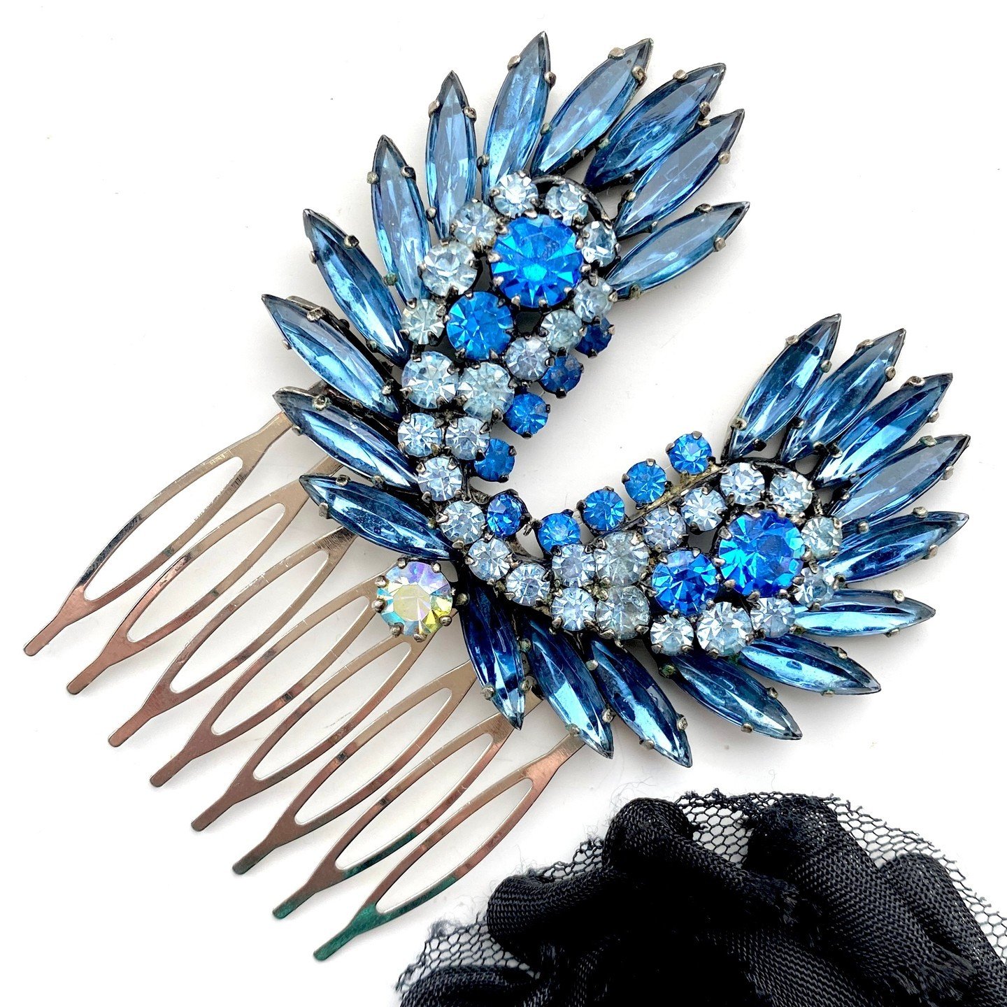 This vintage hair comb would be a lovely choice as a hair accessory for a wedding guest or anyone with a special event coming up. Made from a genuine piece of vintage jewellery from the 1950s - a claw-setting of sparkling blue rhinestones. Available 