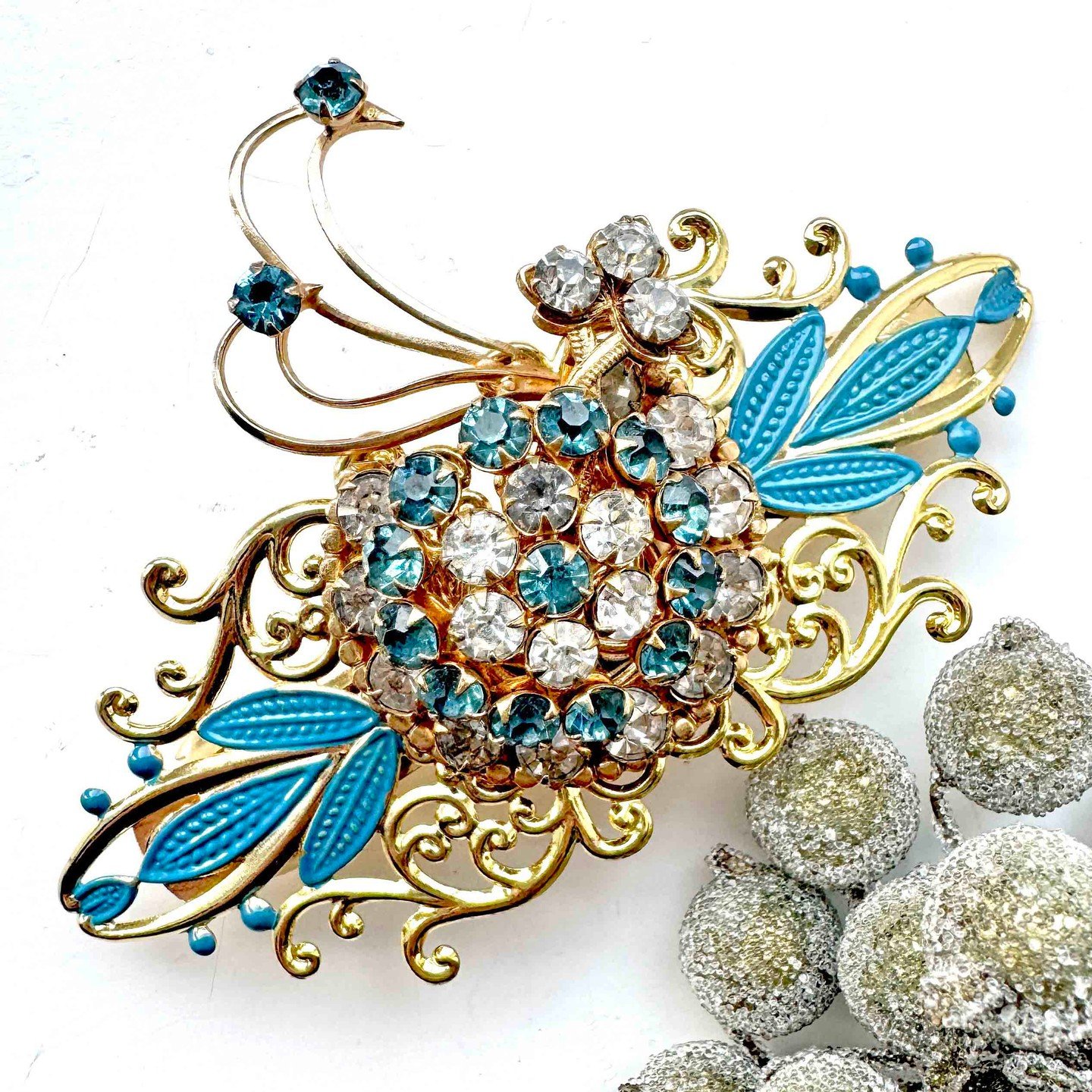 Looking for the perfect finishing touch for your vintage updo? 💙✨⁣
My turquoise and gold rhinestone hair barrette is hand painted and, as always, made from upcycled vintage jewellery, making it a sustainable and stylish choice for lovers of all thin