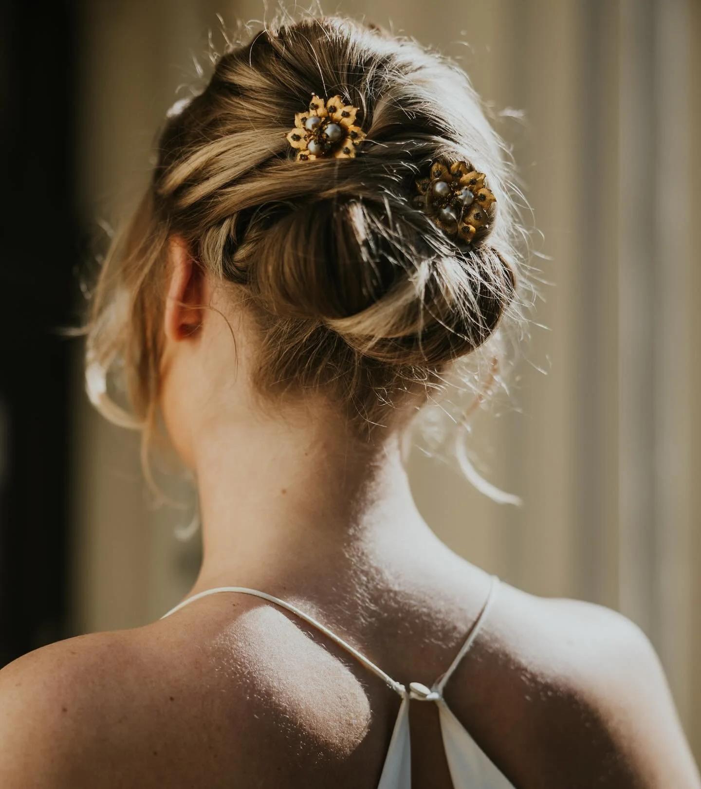 So much love for these beautiful statement hair pins - handmade from genuine 1930s vintage Italian jewellery 🇮🇹 - and how effortlessly they turn a casual updo into something really special. Whether it&rsquo;s your wedding day or just a day you want