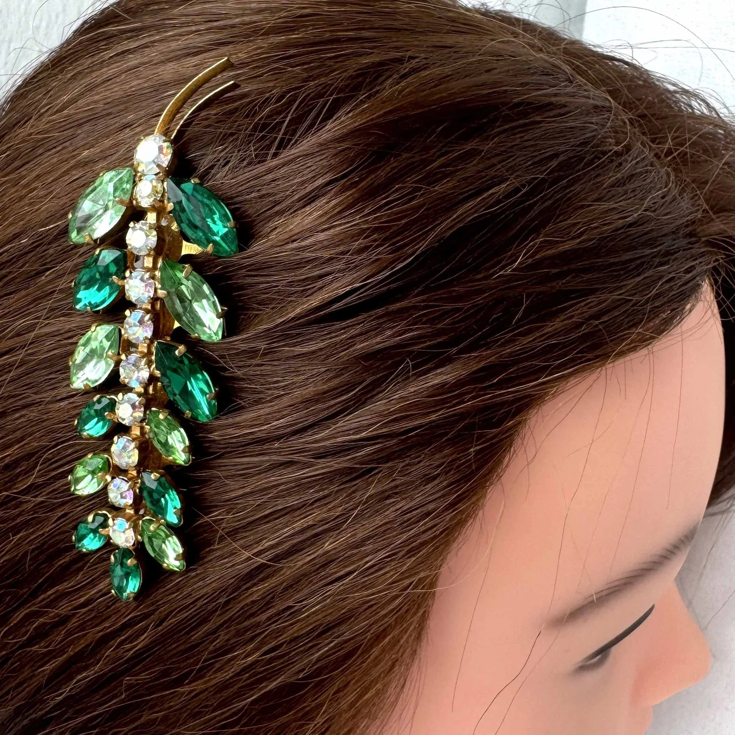Vintage 1950s Emerald Green and Peridot Rhinestone Hair Comb  display picture 2
