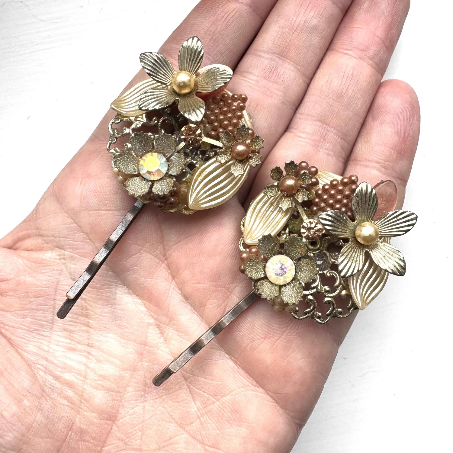 1950s Vintage Golden Jewelled Flower Hair Pins - Vintage  display picture 3