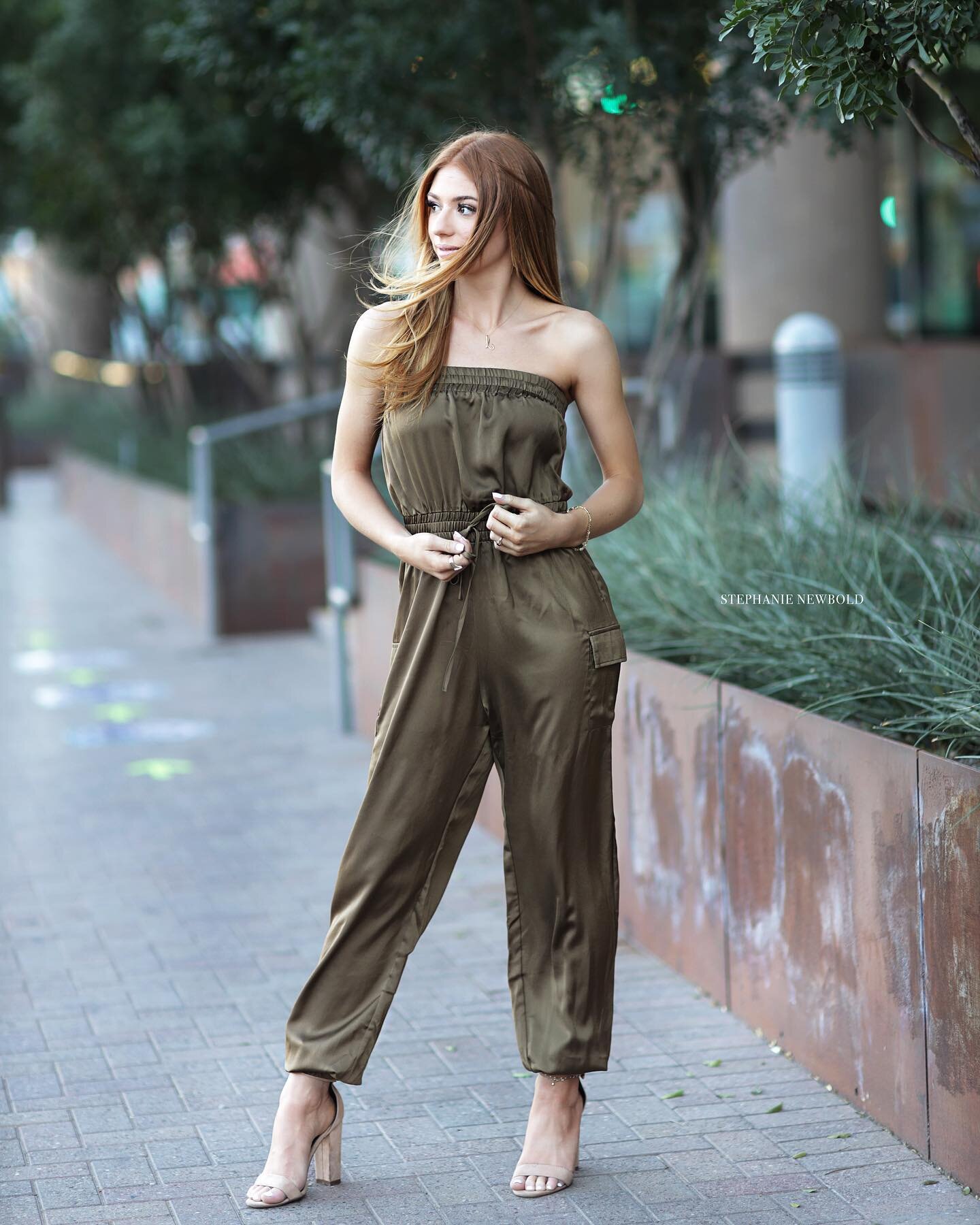 FRIDAY M O O D 🌿

Also #GINGERFRIDAY ft. Queen B @biancaadevitiss ⭐️

#seniorpictures #downtowntucson #gingerfriday #seniorphotographer