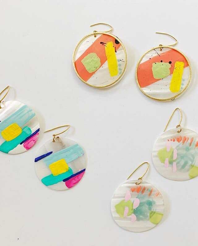 When quarantine started, I challenged myself to only use materials I had on hand and to look at those materials with fresh eyes ... thus the Blink Earrings 😉 Hand painted mother-of-pearl discs, wearable works of art. 👉🏼 Tell me : what color scheme