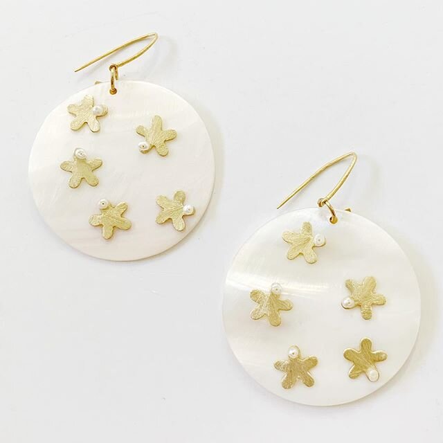 ☀️NEW☀️ Gardenia Earings online! Lightweight mother-of-pearl disc with golden flowers and tiny pearl accents 👌🏼 #leighbreunigdesigns