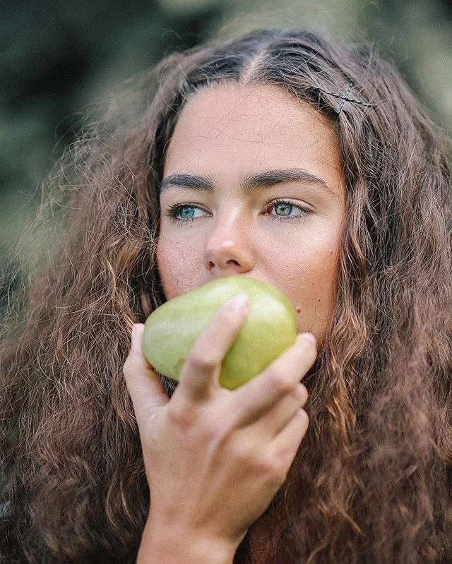 like eve but aussie 🍐 @kaliadowsett @jasminemullins_mua in between takes for @jams_world