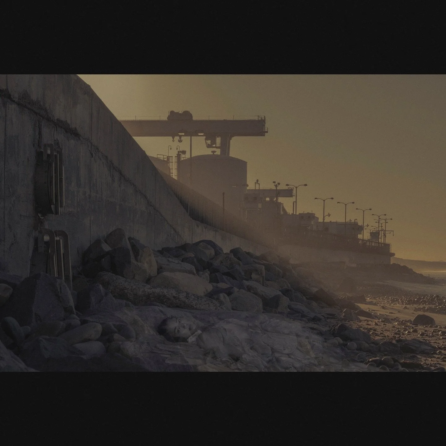 EVOLUTION HALFWAY

Image: Liquidation Preference, 2021-2022

CONCEPT

The inevitability of class divide as a universal evolutionary feature in the reality of limited resources, despite behavioral, political, or technological advancements.&nbsp;&nbsp;