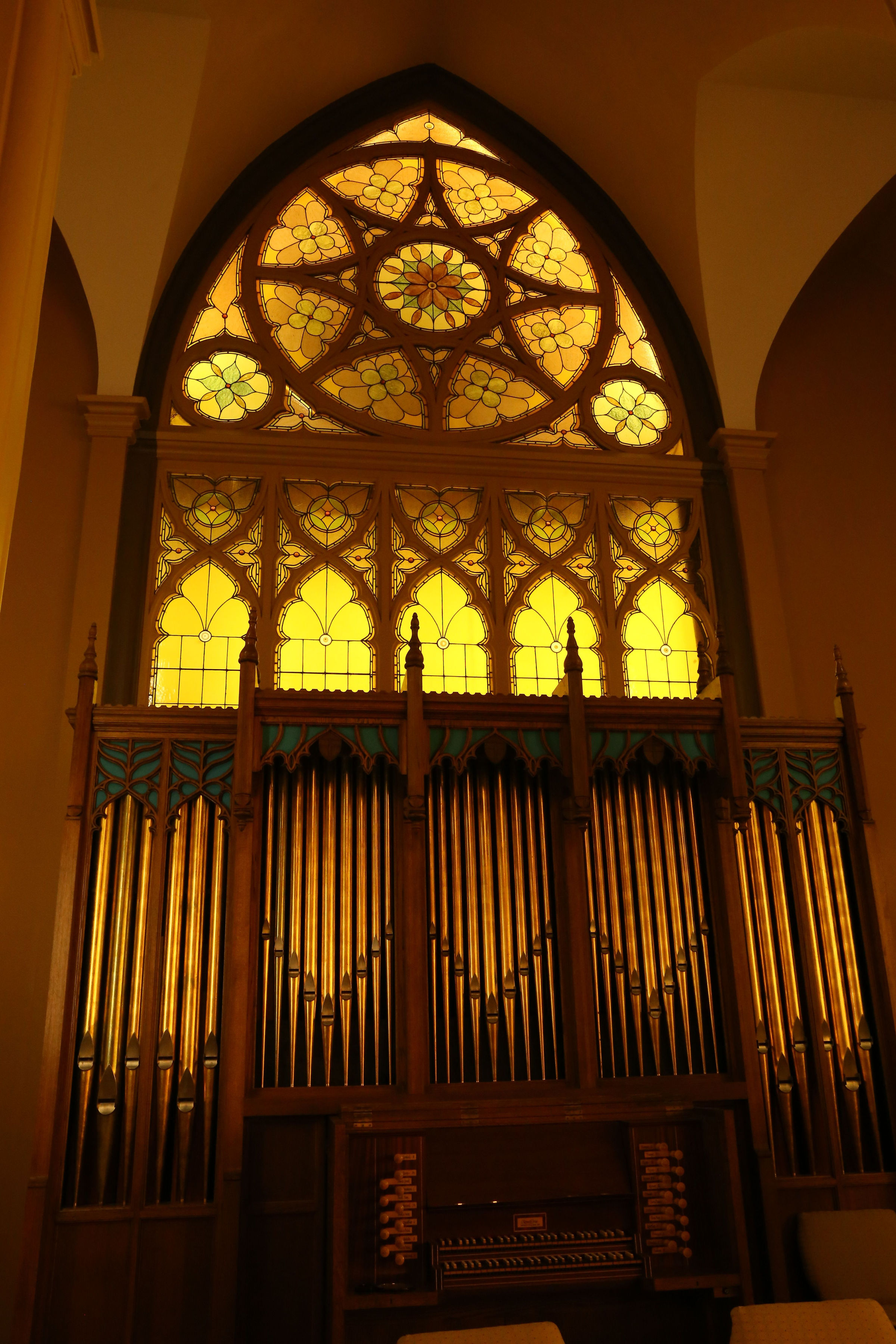  The stained glass at the front of the sanctuary above the organ. 