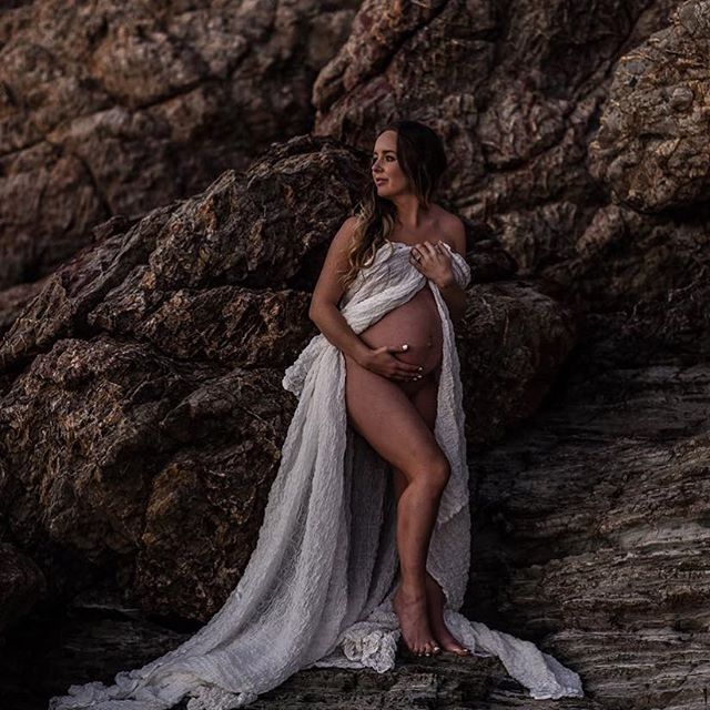 Beautiful Mama to be ✨🙏🏼 glowing and serene 💫
📷 by the magical @hadasimages 
HMUP @bunnyandbohe @laura_gilham