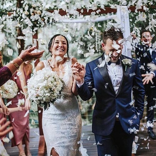 CHEERS | to the weekend 🥂 and our gorgeous bride Cat on her wedding day ✨ 
HMUP @laura_gilham @bunnyandbohe 
Photo @redtentphotographyandfilm