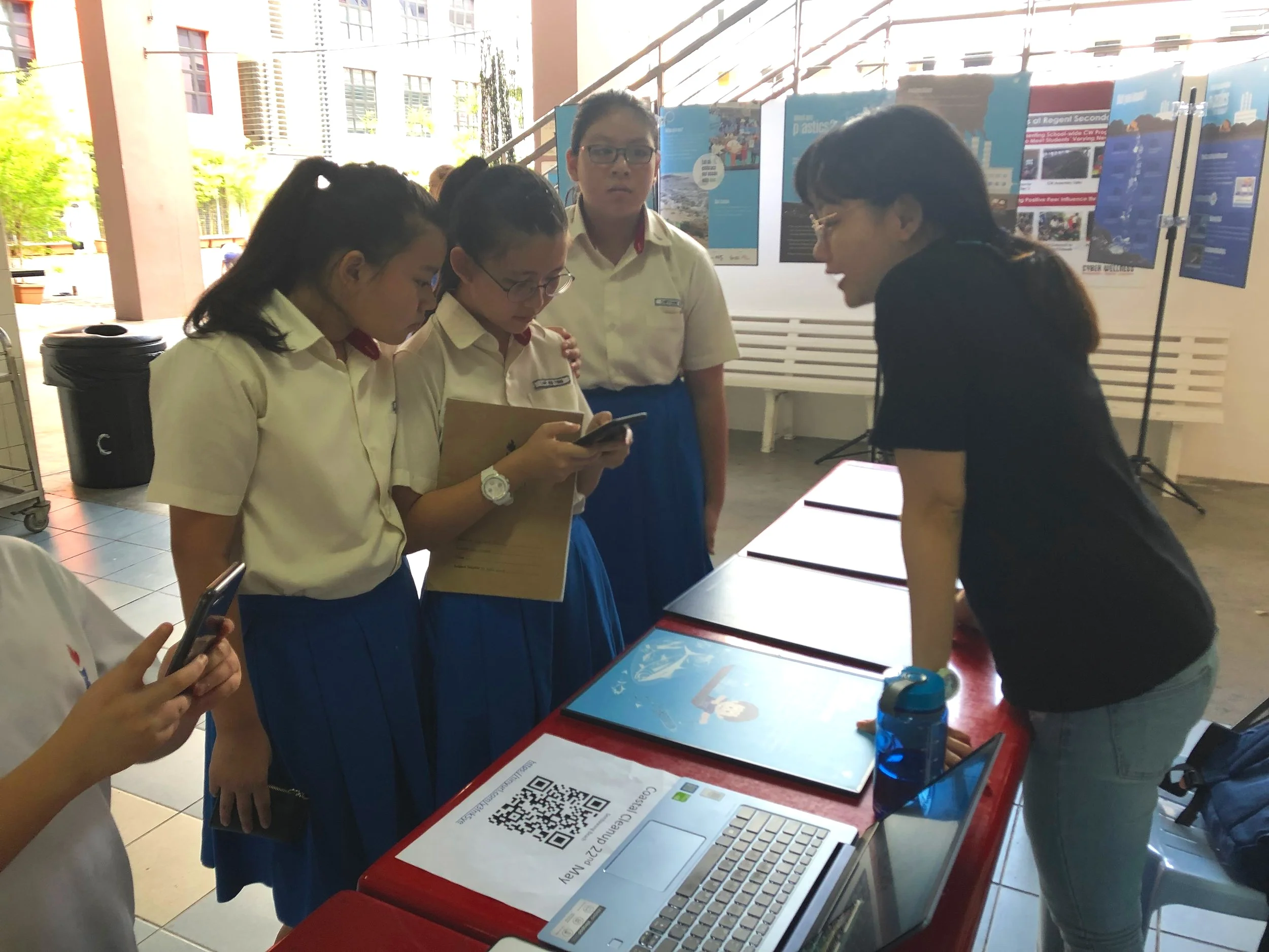 Our youth leader, Yuling, from Blossom World Society encouraging students who visited the exhibition booth to attempt the poster quiz to challenge themselves of their recently acquired knowledge of single-use plastics and its detrimental effects from the poster exhibition.