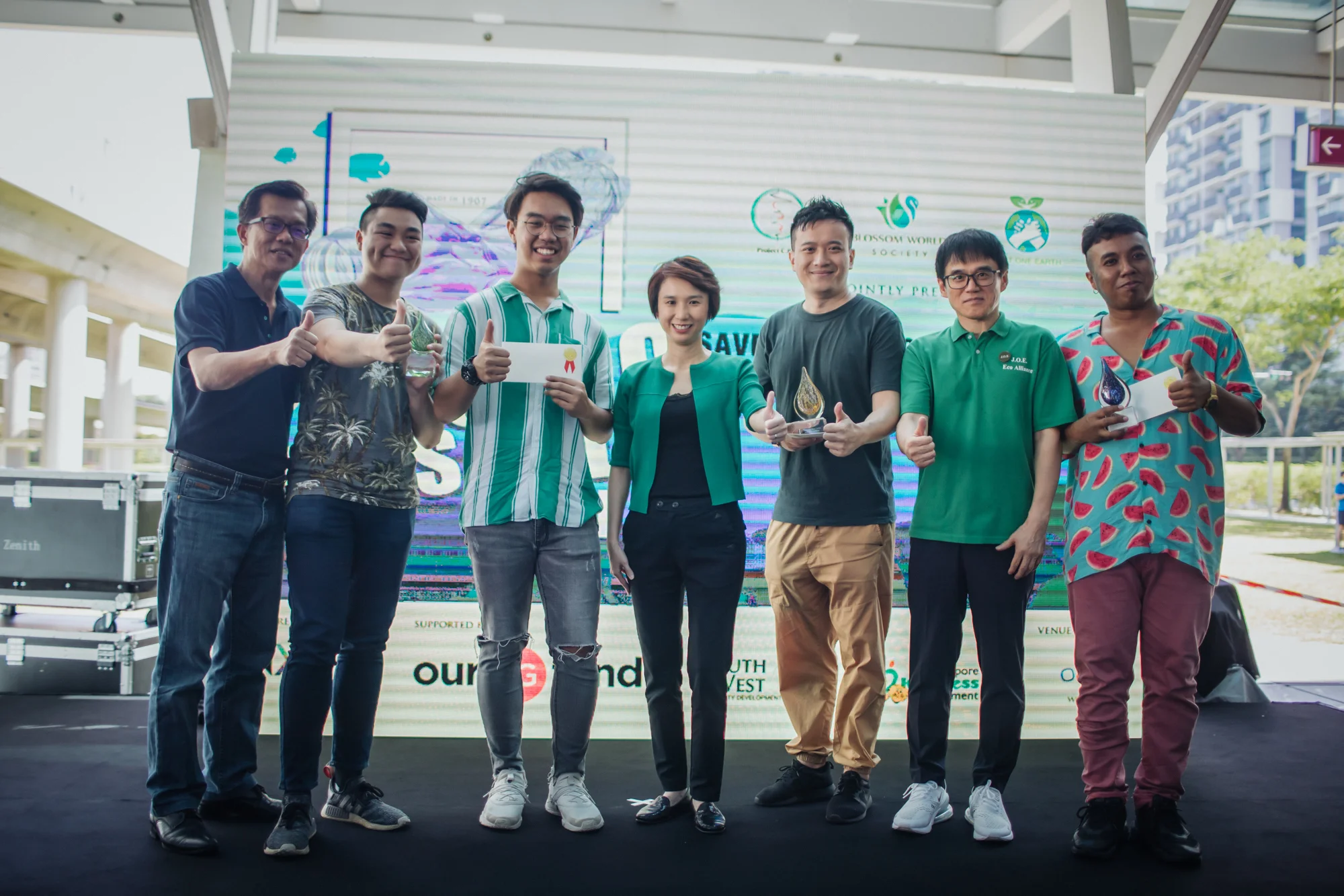 From left to right Mr Daren Ong (President of Blossom World Society), Andrew Toh & Ryan Aw (3rd place), Ms Low Yen Ling (Mayor of South West District), Chen Lidi (1st place) and Mr Ogawa Joe ( President of J.O.E Eco Alliance), Muhammad Hazrulnizam Bin Azman (2nd place)
