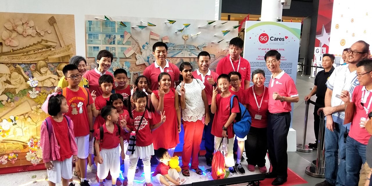  Our little blossom one were looking forward to have their photo with our GOH after stage performance. Thank you Ministers for fulfilling their wish - Ms Goh, Co-founder of Blossom World Society 