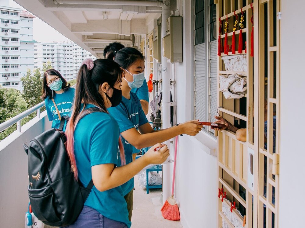 Last Sunday, our volunteers came over to our centre for a meaningful cause: we had delivered Chinese New Year goodie bags (Fudai) to our beneficiaries around the island for the fifth time! For our non-Chinese beneficiaries, we have prepared back-to-s