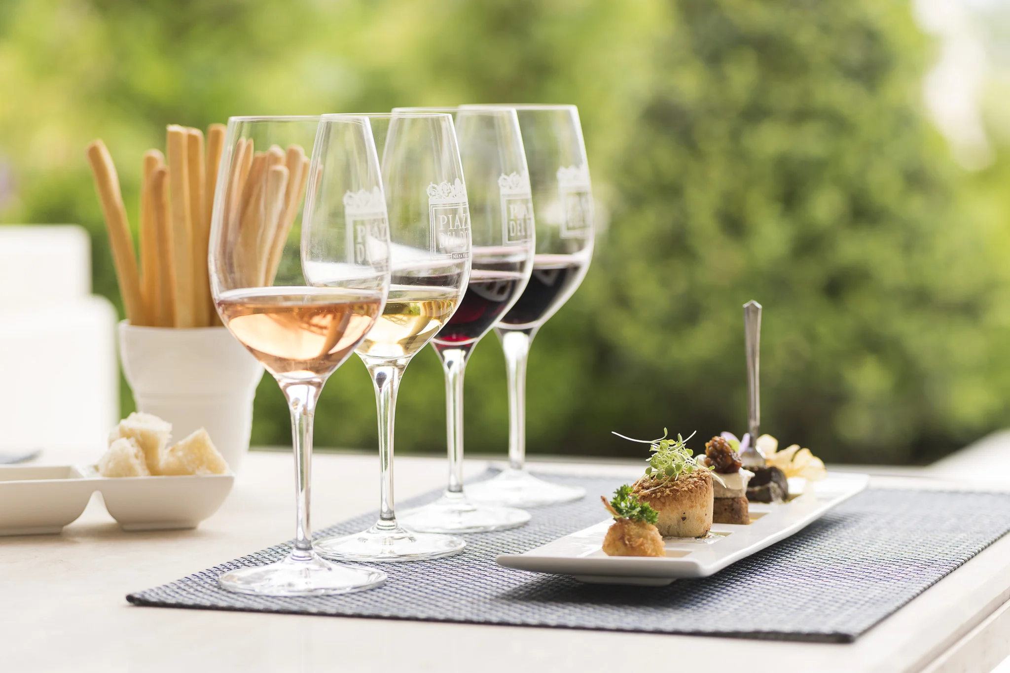 lores_05.17_PiazzaDelDotto_Poppers+Wine1_G9.jpg