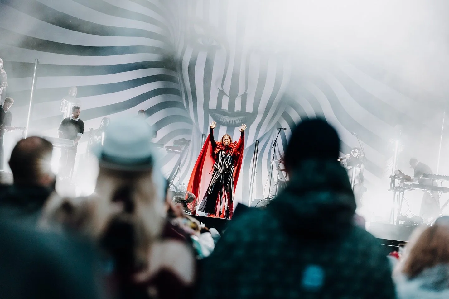 T&auml;ss&auml; sekalainen kollaasi t&auml;n kes&auml;n festareilta. 📸

Vaikka oon paljon karsinut kes&auml;n t&ouml;ist&auml; ja asiakkaista, on t&auml;ss&auml; silti jo kuudet festarit kertyneet kasaan, joista viidet putkeen! Oon kyll&auml; niin k