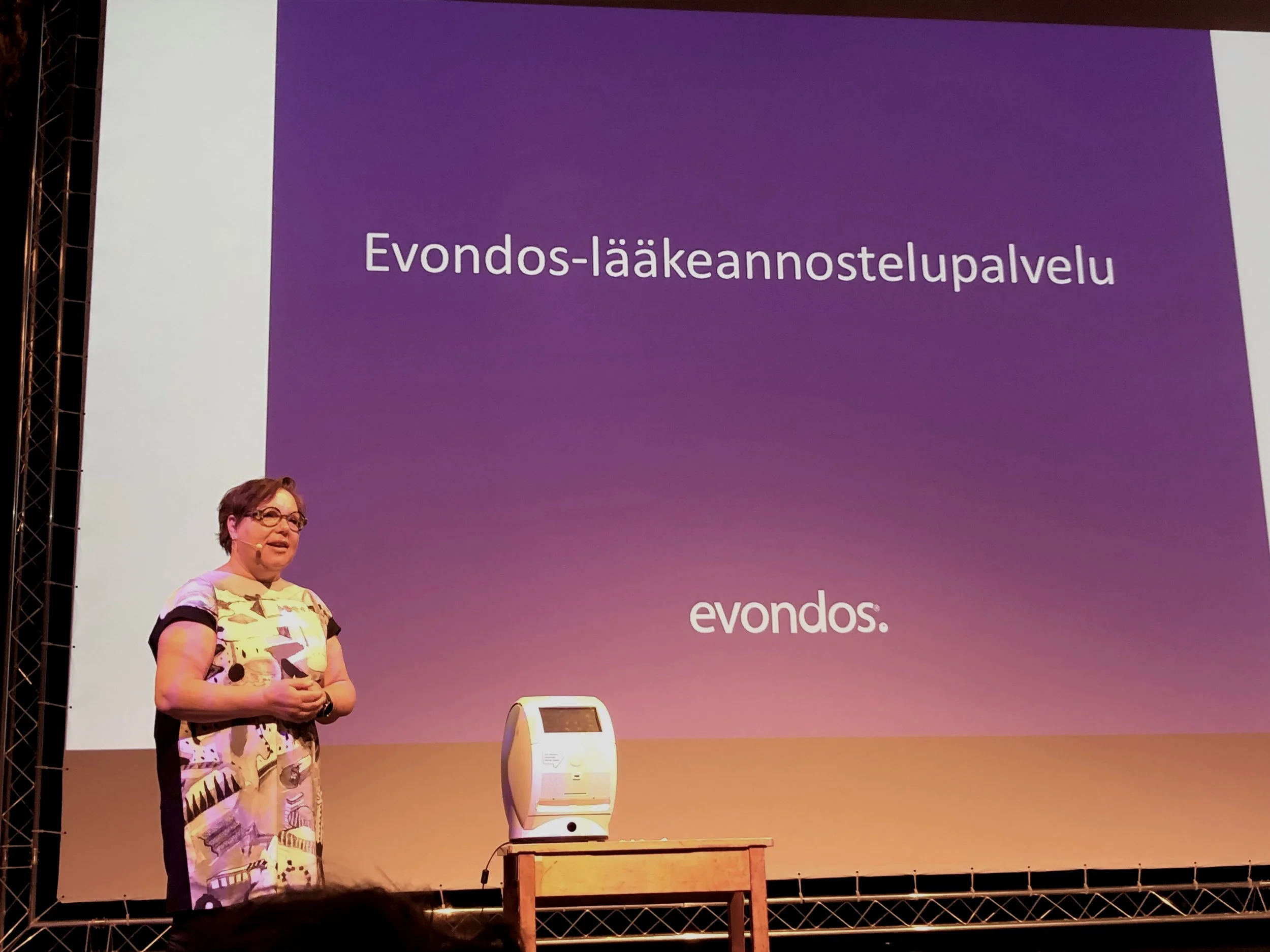 Hyvinvointiteknologian tuotteet esillä TERVE-SOS -tapahtumassa Oulussa. Kuvassa Evondoksen Leena Manner.