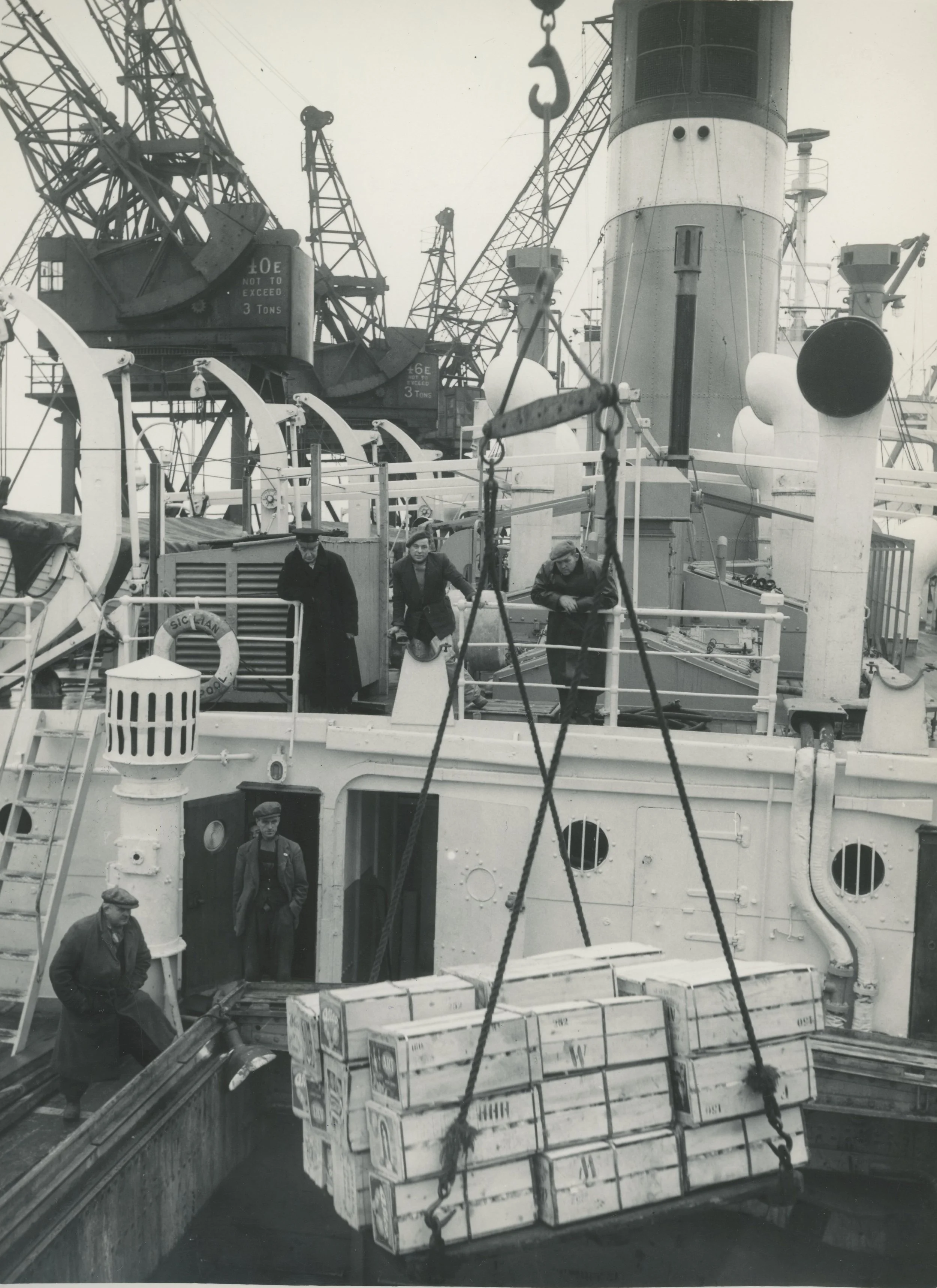 Discharging Australian fruit from S.S. 'Sicilian'. King George Dock, Hull. December, 1955. Photographer - unknown Commissioned by ABP.