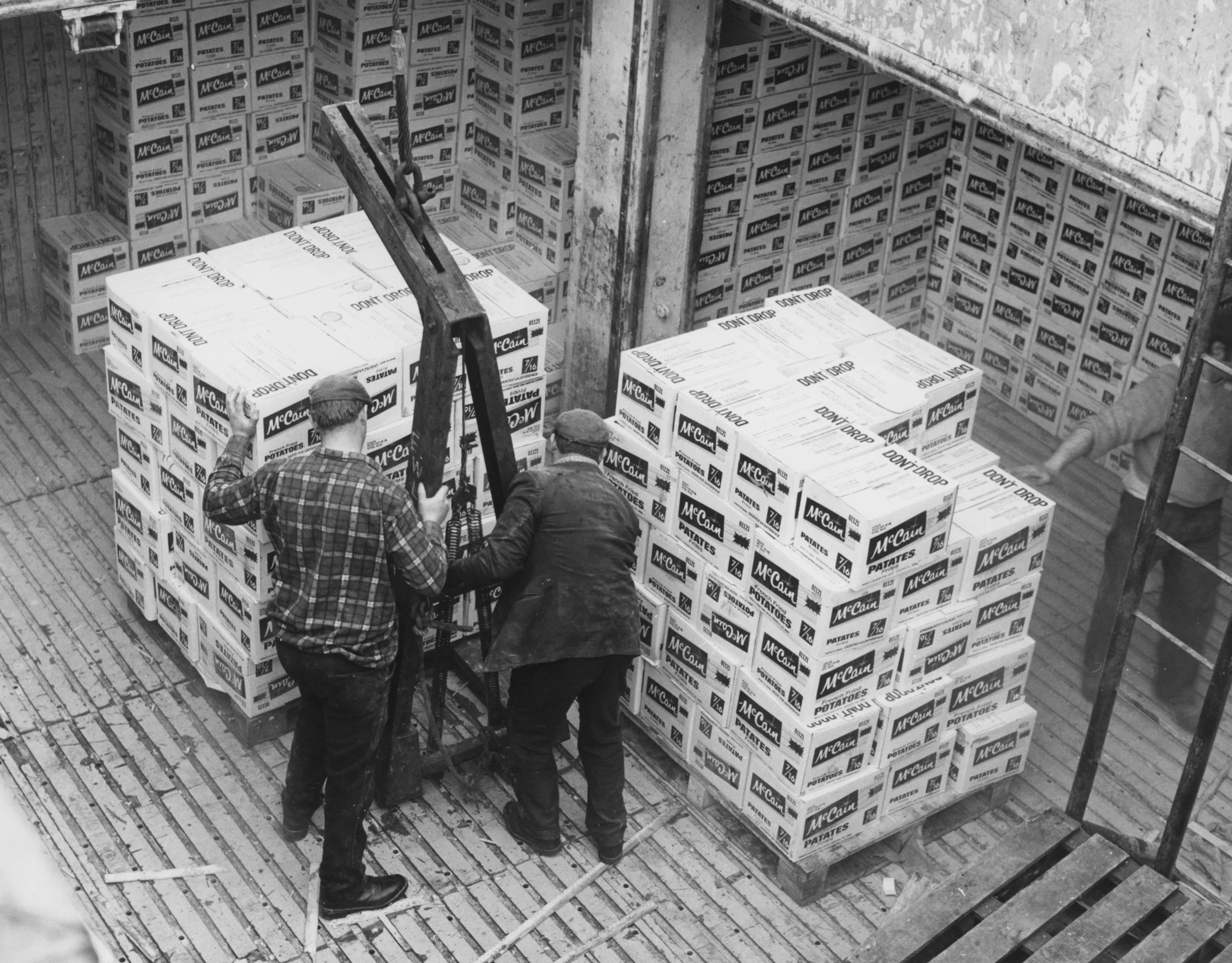 Discharging 700 tons of chipped potatoes from Canada. Albert Dock, Hull. January, 1970. Photographer - Herbert Ballard Commissioned by ABP.
