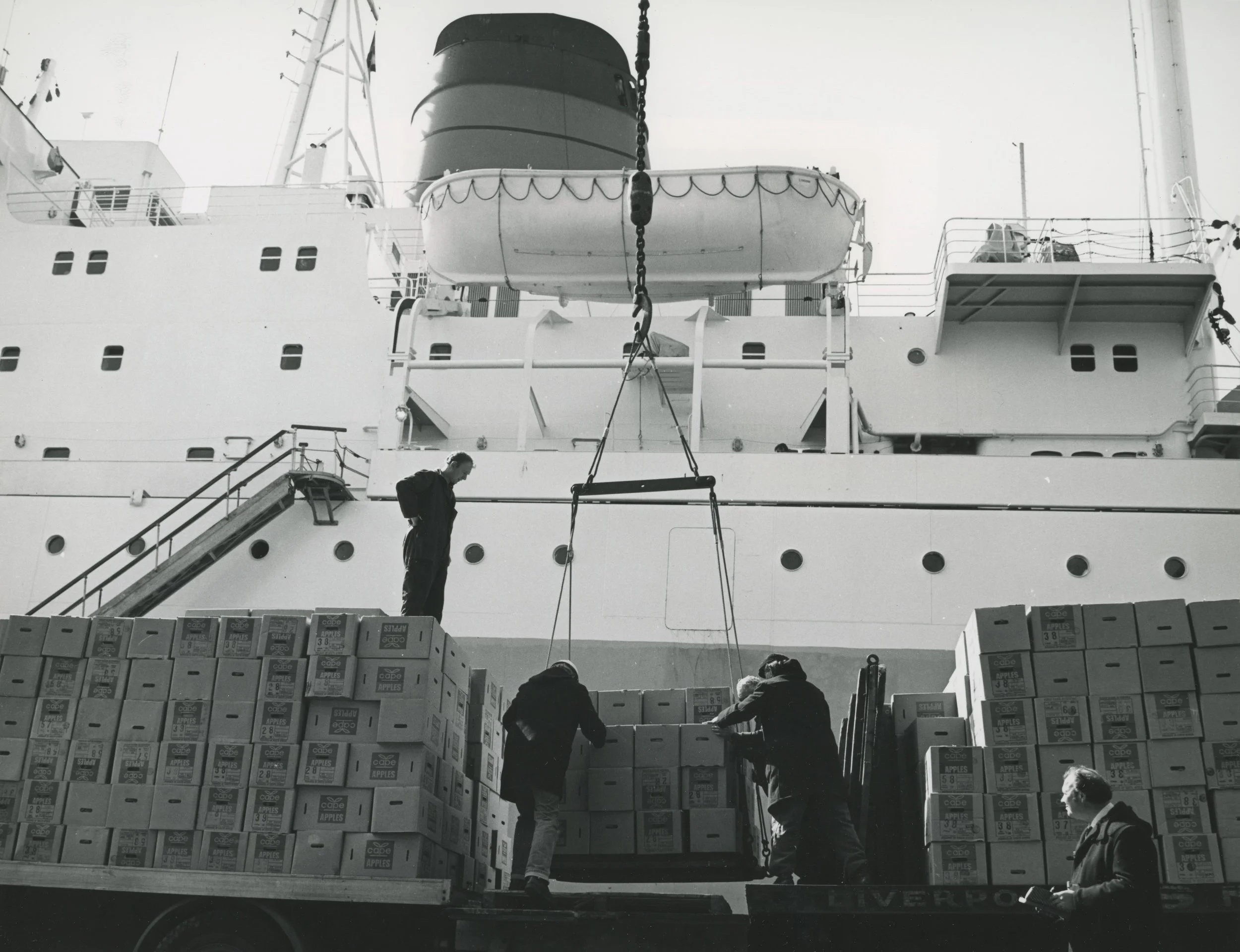 M.V. 'Port Caroline' discharging apples and pears from South Africa. No. 9 Quay, King George Dock, Hull. April, 1972. Photographer - Herbert Ballard Commissioned by ABP.