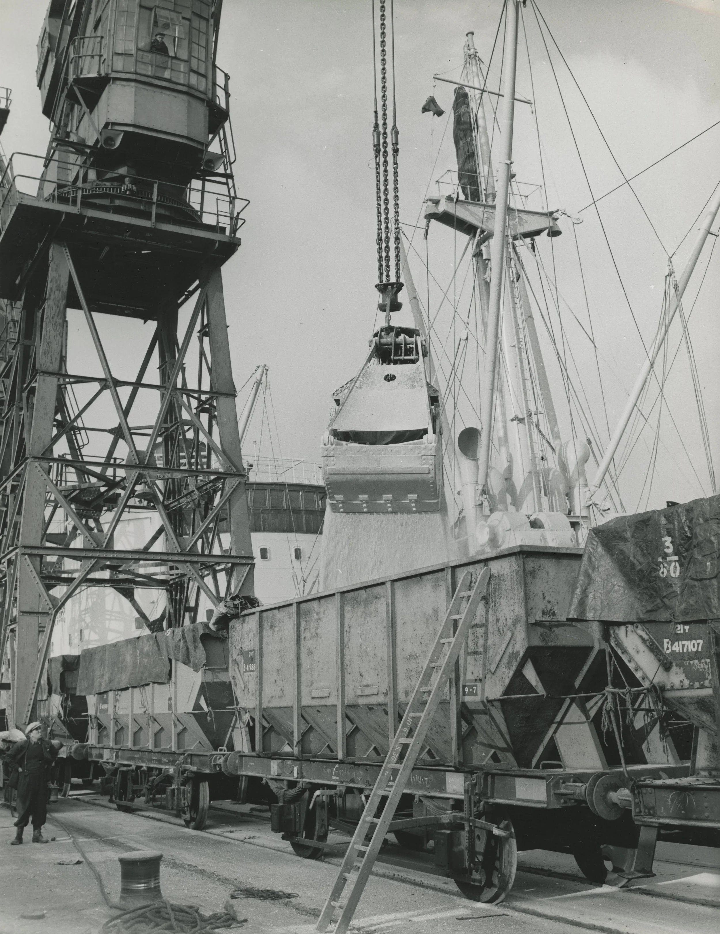 Grab discharge of bauxite from S.S. 'Sunmoira' at No. 12 Quay. King George Dock, Hull. 24th November, 1959. Photographer - Donald I. Innes Commissioned by ABP.