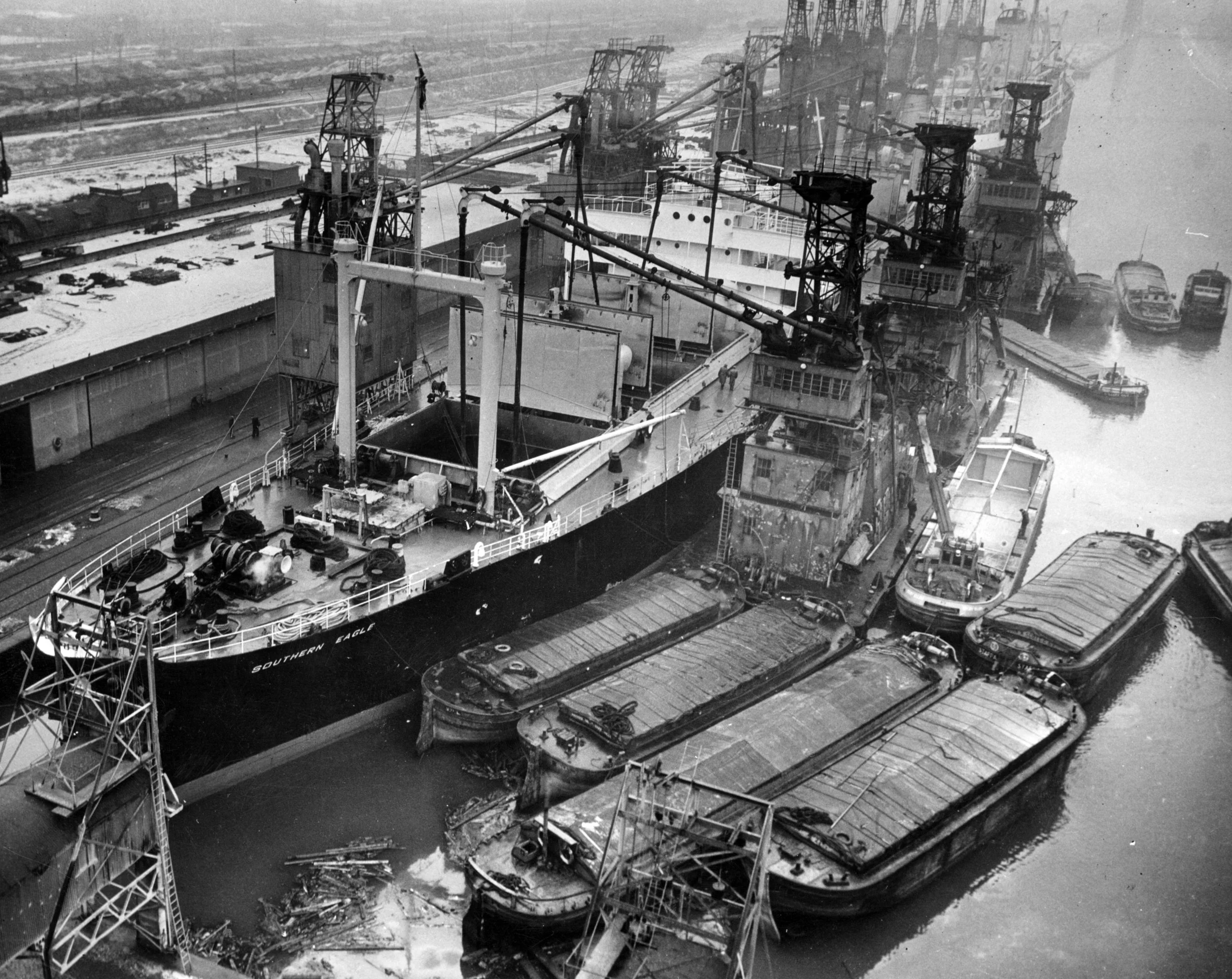 M.V. 'Kuneneland' discharging 10,000 tons of cargo from South Africa, using 10 cranes. King George Dock, Hull. Photographer - Herbert Ballard Commissioned by ABP.