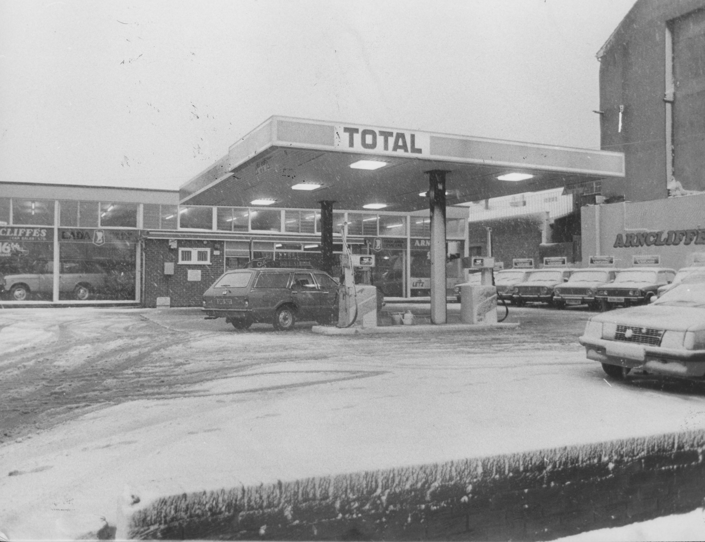 Total petrol station Beverly Road in the snow, 1980’s. Commissioned by Hull Daily Mail.