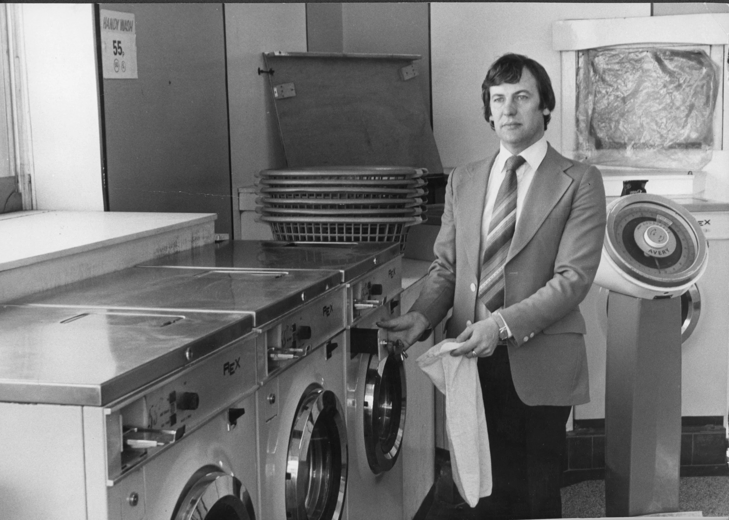 Bendix Coin-op at the corner of Subway Street, first in Hull, closing. Mr Crumpton empties cash for last time. 14-05-1981. Commissioned by Hull Daily Mail.