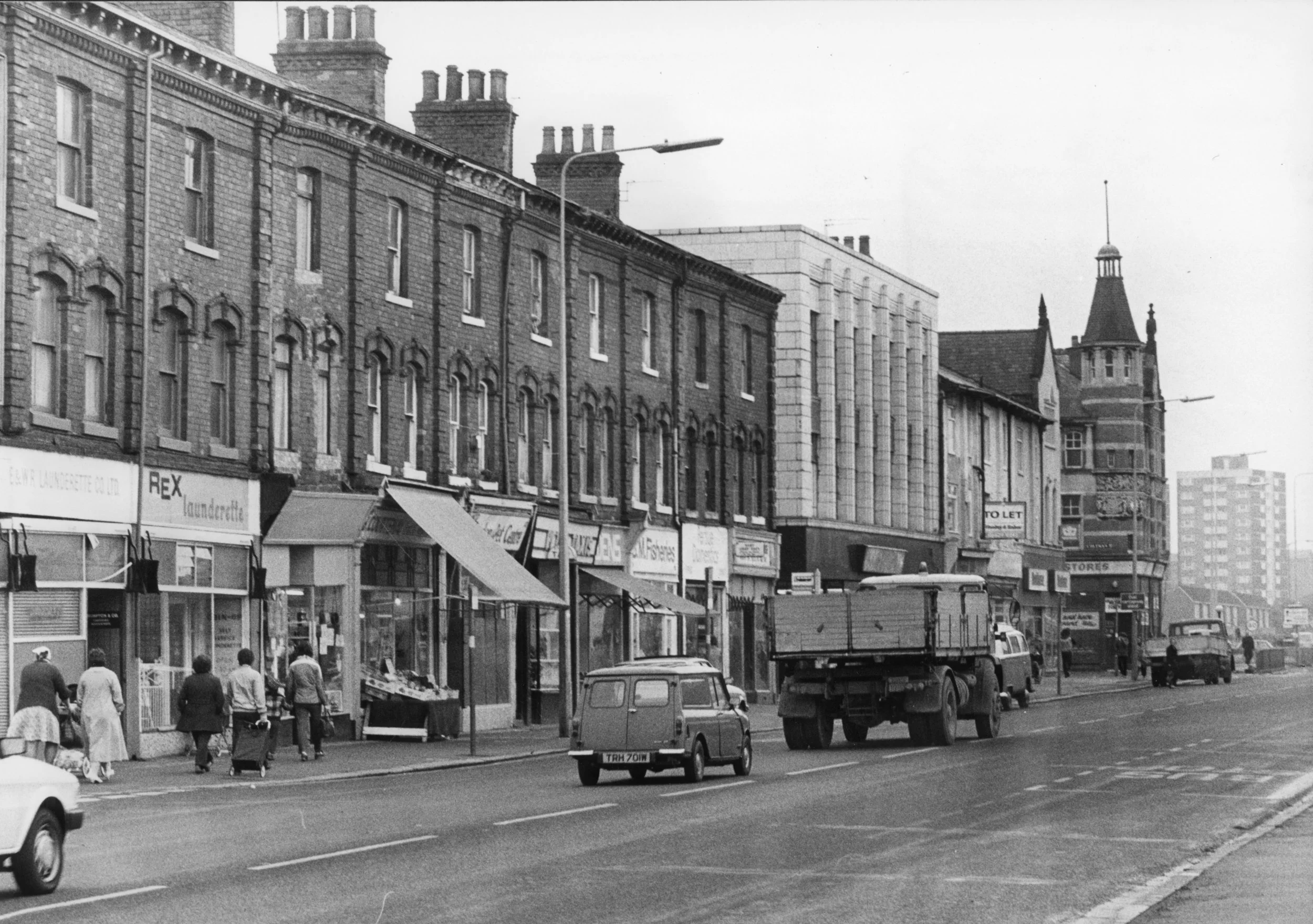 People shopping on Hessle Road, approach to Coltman Street, 13-10-1983. Commissioned by Hull Daily Mail.
