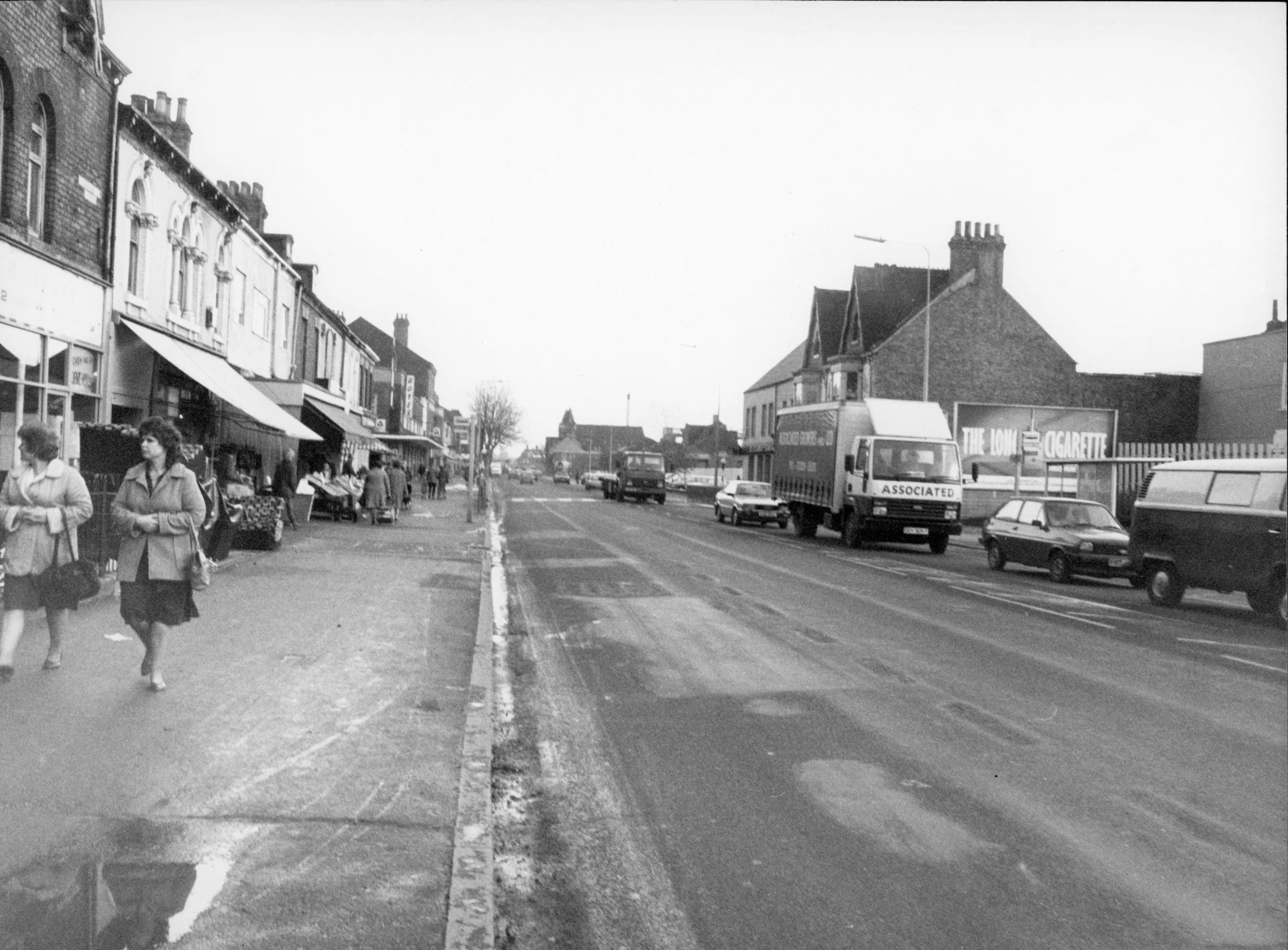 People shopping on Hessle Road, approach to Boulevard, 1980’s. Commissioned by Hull Daily Mail.
